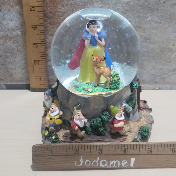 Hallmark Musical Snow Globe Disney's Snow White and the Seven Dwarfs 1990 - Picture 9 of 13